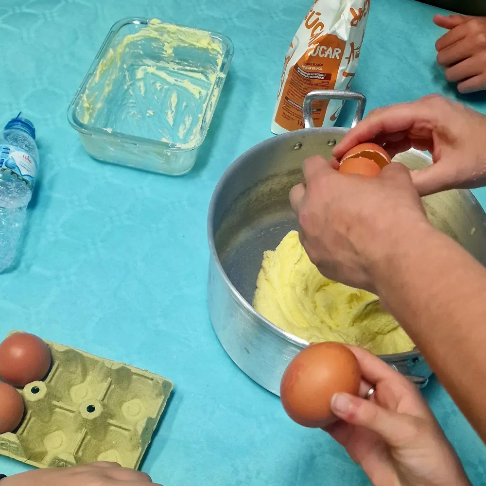 Ateliê de culinária: mãos de criança a partir ovos para uma taça