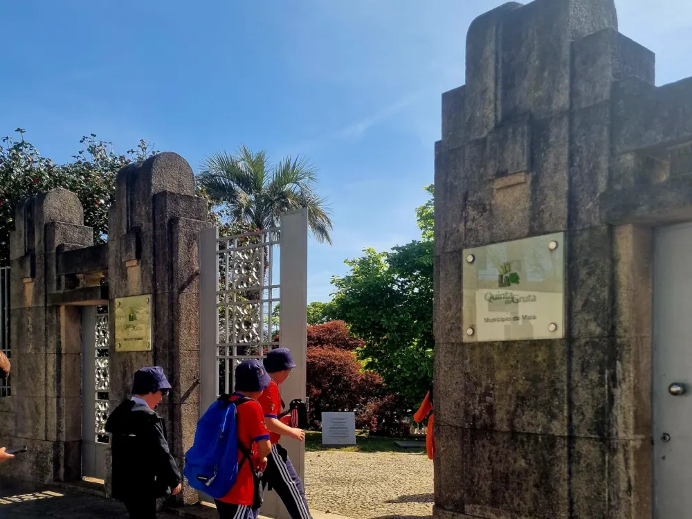 Alunos a entrar nos jardins de Serralves durante uma visita das férias escolares
