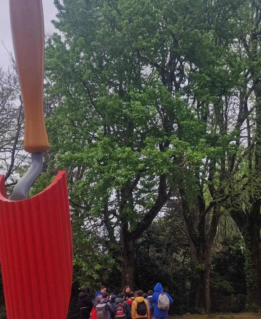 Grupo de alunos do Arte do Saber numa visita a Serralves, junto à escultura da colher gigante